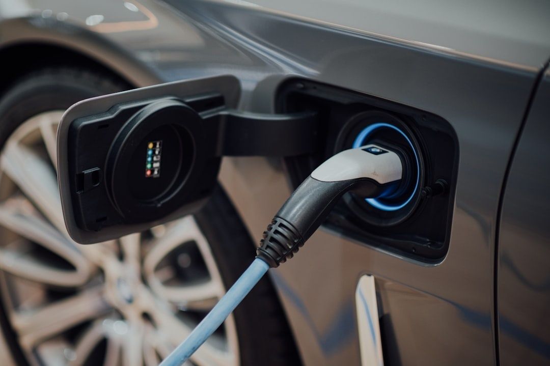 Sähköauto latauskaapeli kytkettynä auton latausliitäntään