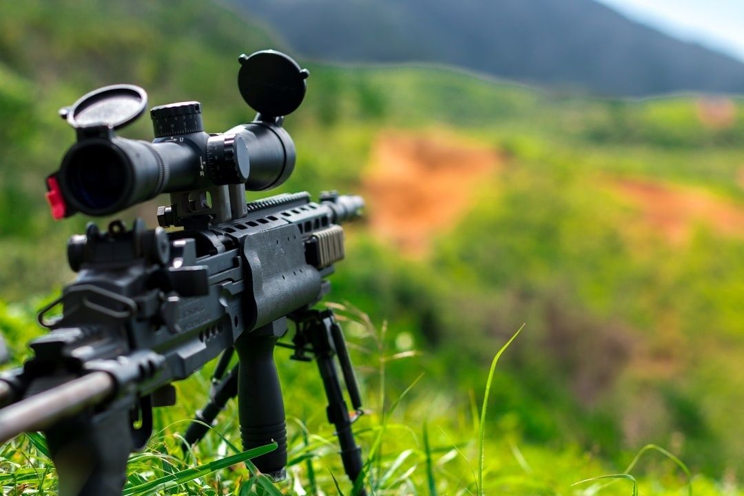 Tähtäimellä varustettu kivääri vihreässä maastossa
