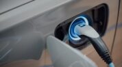 Sähköauton latauskaapeli kytkettynä auton latausliitäntään